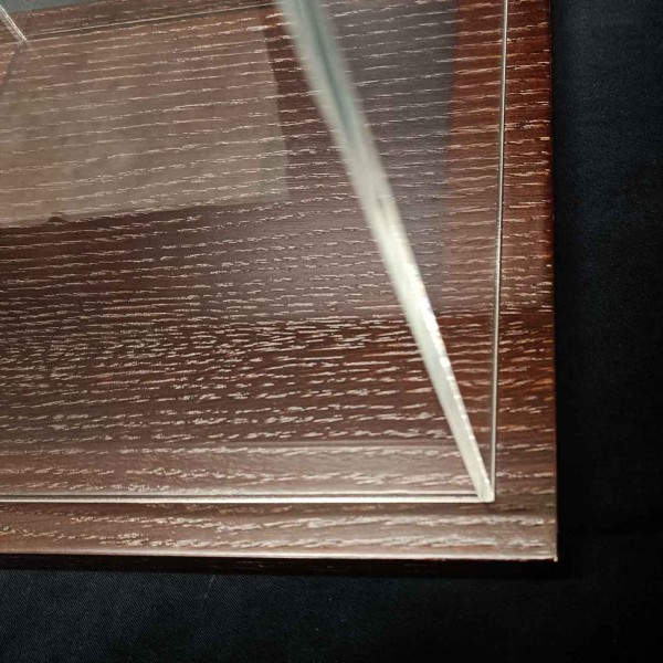 Προθήκη με ξύλινη βάση βαμμένη και λουστραρισμένη